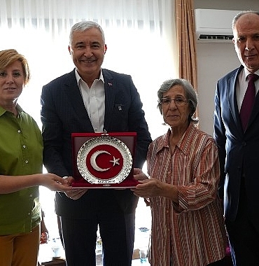 kemalpasa-belediye-baskani-mehmet-turkmen-30-agustos-zafer-bayrami-dolayisiyla-sehit-ailelerini-ziyaret-etti.jpg
