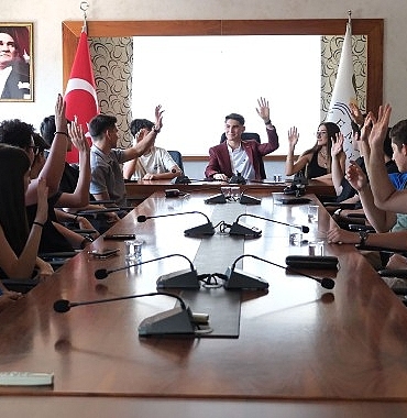 kemer-belediyesi-genclik-meclisi-ilk-toplantisini-gerceklestirdi.jpg