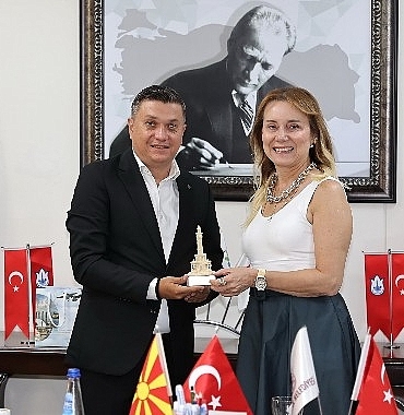 konak-ve-gradsko-arasinda-kardes-sehir-imzalari-atildi.jpg
