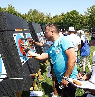 konya-buyuksehir-iller-arasi-okculuk-turnuvasinda-sporcular-hedefi-on-ikiden-vurmak-icin-yaristi.jpg