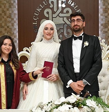 konyanin-ilk-ve-tek-kadin-nikah-memuru-esra-solak-selcuklu-belediyesi-evlendirme-memurlugunda-gorevini-basari-ile-yurutuyor.jpg