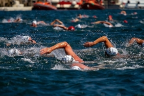 memorial-36-samsung-bogazici-kitalararasi-yuzme-yarisinda-sporcularin-yaninda.jpg