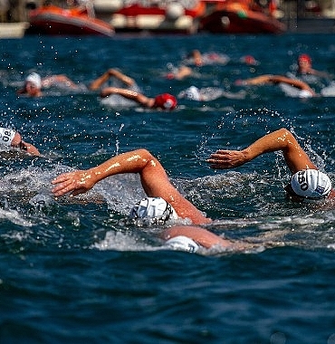 memorial-36-samsung-bogazici-kitalararasi-yuzme-yarisinda-sporcularin-yaninda.jpg