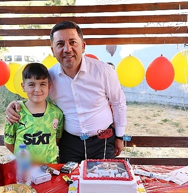 nevsehir-belediye-baskani-rasim-ari-ilkokul-3-sinif-ogrencisi-poyraz-cakir-akyele-surpriz-yaparak-dogum-gunu-pastasini-birlikte-kesti.jpg
