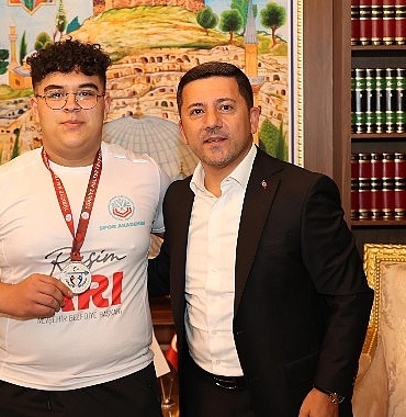 nevsehir-belediye-baskani-rasim-ari-nevsehir-belediyesi-genclik-ve-spor-kulubu-catisi-altinda-katildigi-cesitli-turnuvalarda-derece-elde-eden-sporculari-odullendirdi.jpg
