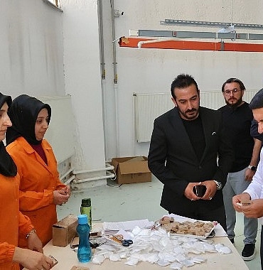nevsehir-belediye-baskani-rasim-ari-nissa-buklet-fabrikasinda-uretimine-baslanacak-yeni-urunleri-inceleyerek-sirketin-uretim-ve-pazarlama-faaliyetleri-hakkinda-bilgi-aldi.jpg