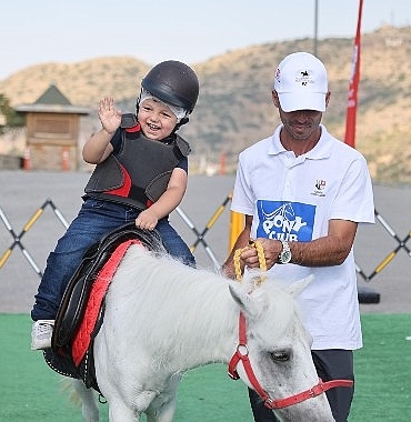 nevsehir-belediyesi-ile-turkiye-jokey-kulubu-isbirliginde-duzenlenen-pony-club-sehrinize-geliyor-isimli-proje-kapsaminda-kayasehirde-atlara-binen-cocuklar-unutamayacaklari-b.jpg