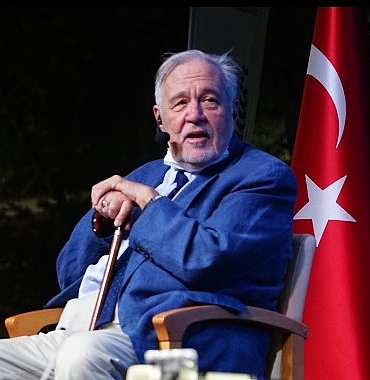 onur-konugu-ahmet-umit-yasam-boyu-onur-odulu-ilber-ortayliya.jpg