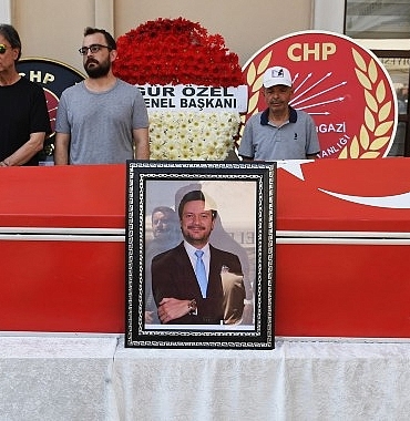 osmangazi-belediye-meclis-uyesi-feyyaz-alptug-memisogullari-osmangazi-belediyesi-onunde-duzenlenenin-torenin-ardindan-yildirim-bayezid-camiinde-kilinan-cenaze-namazi-ile-son-yolculuguna-ugur.jpg