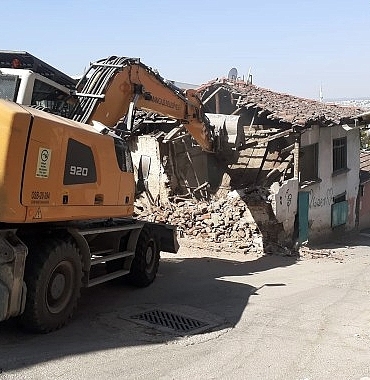 osmangazide-bir-metruk-bina-daha-yikildi.jpg