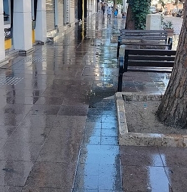 salihli-belediyesi-caddelerde-yikama-calismasi-gerceklestirdi.jpg