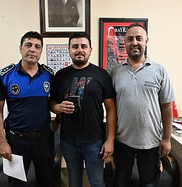 salihli-belediyesi-calisanindan-ornek-davranis-buldugu-cuzdani-sahibine-ulastirdi.jpg