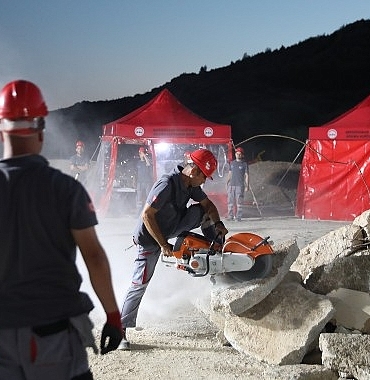 seferihisar-belediyesinden-gercegi-aratmayan-deprem-tatbikati.jpg