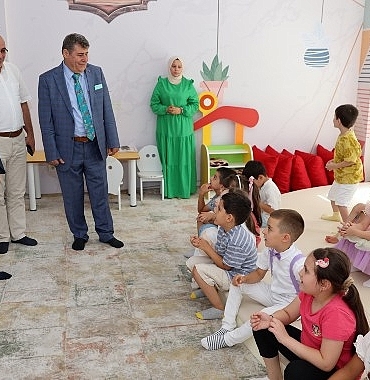 selcuklu-belediye-baskani-ahmet-pekyatirmaci-hatice-hatun-cocuk-mektebini-ziyaret-ederek-burada-egitim-alan-ogrencilerle-bir-araya-geldi.jpg