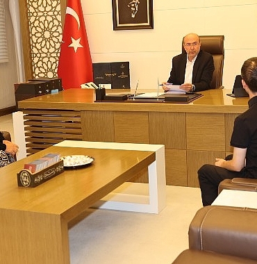 selcuklu-belediye-baskani-ahmet-pekyatirmaci-selcuklu-belediyesinin-kadim-geleneklerinden-bir-tanesi-olan-halk-gunu-bulusmalarinda-vatandaslarla-yuz-yuze-goruserek-onlari.jpg