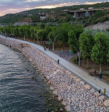 tavsancil-sahil-parki-gunduz-baska-gece-baska-guzel.jpg