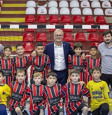 thf-baskani-ugur-kilic-mini-mini-turkiye-hentbol-sampiyonasinda-oyuncular-ile-bulustu.jpg