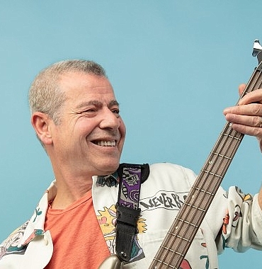 turk-pop-muziginin-efsane-ismi-levent-yuksel-yapi-kredi-bomontiada-world-akustik-sahnesinde.jpg