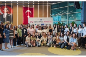 womentum-programi-kadin-ogrencilere-kariyer-yolculuklarinda-destek-olmaya-devam-ediyor.jpg