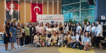 womentum-programi-kadin-ogrencilere-kariyer-yolculuklarinda-destek-olmaya-devam-ediyor.jpg