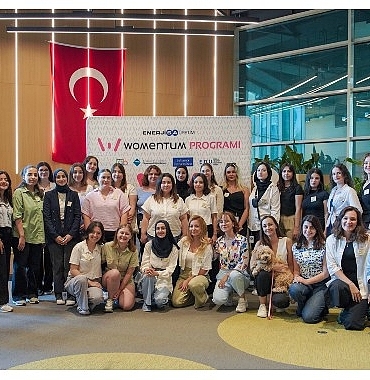 womentum-programi-kadin-ogrencilere-kariyer-yolculuklarinda-destek-olmaya-devam-ediyor.jpg