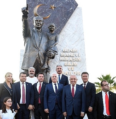 zafer-bayrami-ataturk-aniti-ile-taclandi.jpg