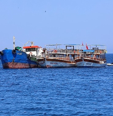 antalya-buyuksehir-belediyesinin-atik-alim-gemisi-adrasan-sularinda.jpg