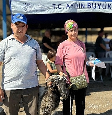 aydin-buyuksehir-belediyesi-ureticilere-sakiz-kocu-sakiz-koyunu-cine-capari-ve-honamli-kecisi-hibe-etmeye-devam-ediyor.jpg