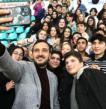 bagcilar-belediyesinden-universite-ogrencilerine-10-bin-tl-basari-odulu.jpg