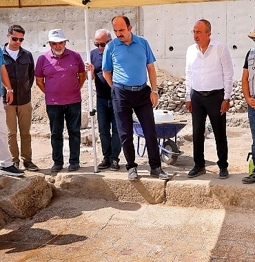 baskan-altay-ve-baskan-kavus-sukran-mahallesi-arkeolojik-park-alaninda-incelemelerde-bulundu.jpg