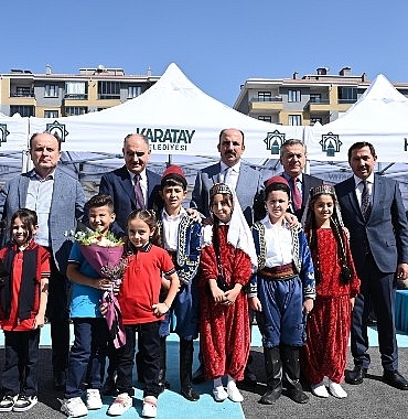 baskan-altay-yeni-egitim-ogretim-yilinin-ilk-gununde-ogrencilerin-heyecanina-ortak-oldu.jpg