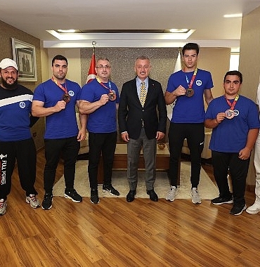 baskan-buyukakin-dunya-sampiyonlariyla-bulustu.jpg