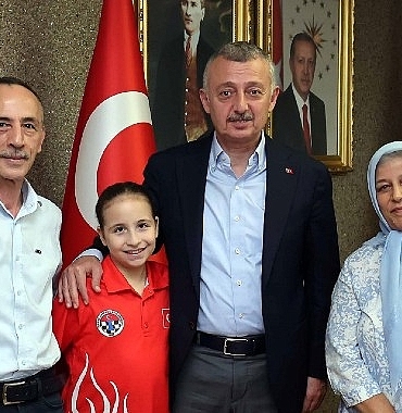 baskan-buyukakin-genc-sampiyonla-bulustu.jpg