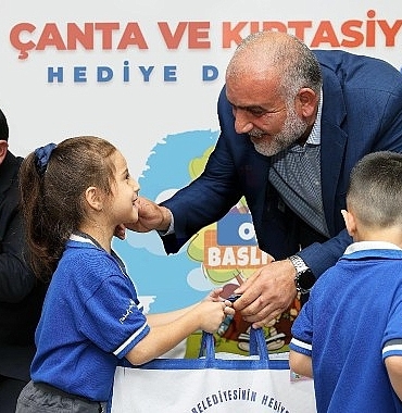 baskan-ibrahim-sandikci-tum-ogrencilerimize-canta-ve-kirtasiye-seti-hediye-edecegiz.jpg