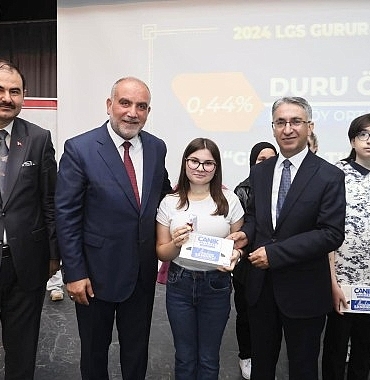 baskan-ibrahim-sandikci-yks-ve-lgsde-derece-elde-eden-tum-ogrencilerimizi-hediyeleriyle-bulusturduk.jpg