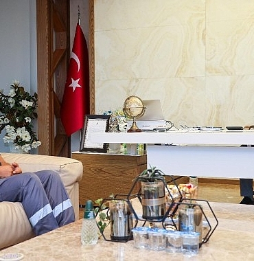 baskan-ibrahim-sandikcidan-yagmura-aldiris-etmeden-calisan-isciye-odul.jpg