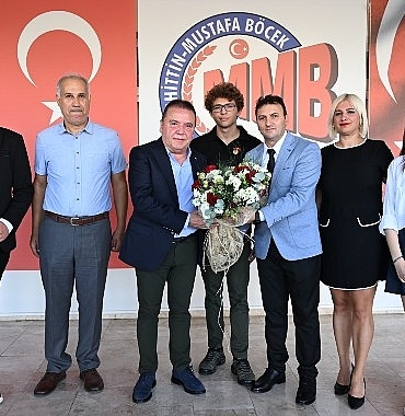 baskan-muhittin-bocek-yeni-egitim-ogretim-yili-acilisinda-ogrencileri-yalniz-birakmadi.jpg