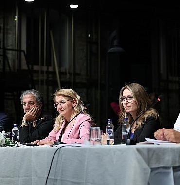 baskan-ovalioglu-bakirkoy-belediye-tiyatrosu-oyuncu-ve-teknik-ekibiyle-bir-araya-geldi.jpg