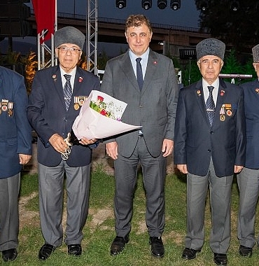 baskan-tugay-sehit-aileleri-ve-gazilerle-bulustu-biz-bir-aileyiz.jpg