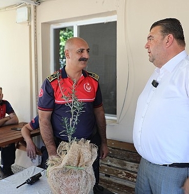 baskan-yetiskinden-itfaiye-haftasinda-anlamli-ziyaret.jpg