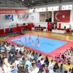 bayraklida-yaz-spor-okullarina-buyuk-ilgi-19-kursa-4-bin-200-kisi-katildi.jpg