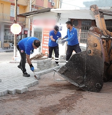 bayraklida-yol-yenileme-seferberligi-suruyor.jpg