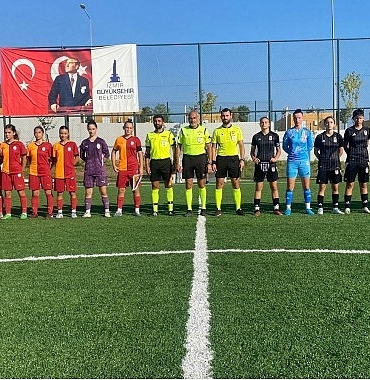 cumhuriyet-kizlari-zafer-bayrami-icin-sahaya-cikti.jpg