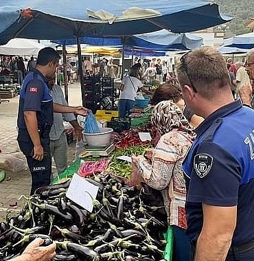didim-belediyesi-ilcede-yasayan-vatandaslarin-sagligini-korumak-icin-semt-pazarlarinda-denetimlerine-ara-vermeden-devam-ediyor.jpg