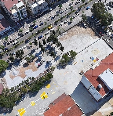 didim-belediyesi-tarafindan-ilcede-bulunan-ataturk-ilkokulunun-bahcesine-yapilan-oyun-parkinin-calismalari-tum-hiziyla-suruyor.jpg