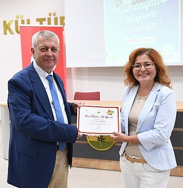 diksiyon-atolyesini-tamamlayan-kursiyerler-sertifikalarini-aldi.jpg