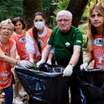 dunya-temizlik-gununde-dogada-2-kamyon-cop-topladilar.jpg