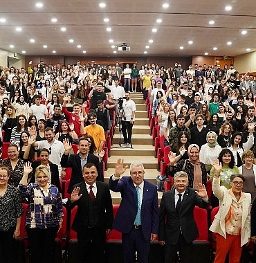 ege-universitesinde-yeni-medya-ve-iletisim-tezli-yuksek-lisans-programi-acildi.jpg