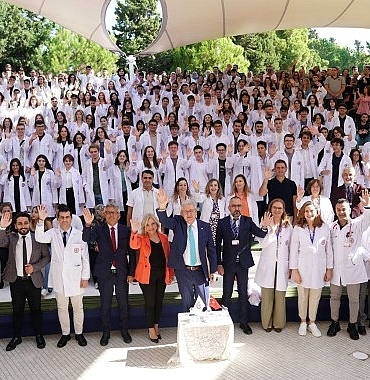 egeli-genc-saglikcilarin-beyaz-onluk-heyecani.jpg