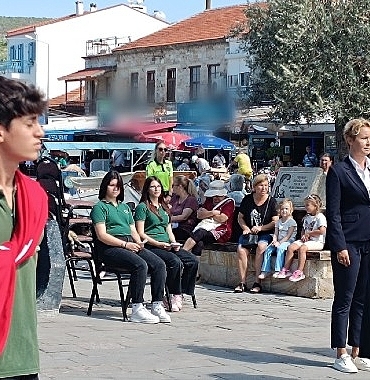foca-kurtulusunun-102-yilini-kutladi.jpg